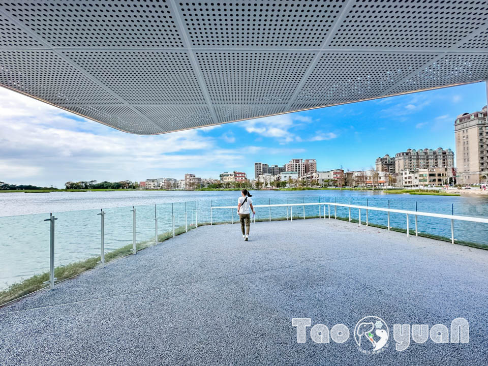 桃園大園景點〡華興池公園〡華興池生態埤塘公園, 多功能特色公園震撼登場, 遊戲區放電數飛機, 還有夏日戲水區, 喬寓咖啡The QiAO絕美視角