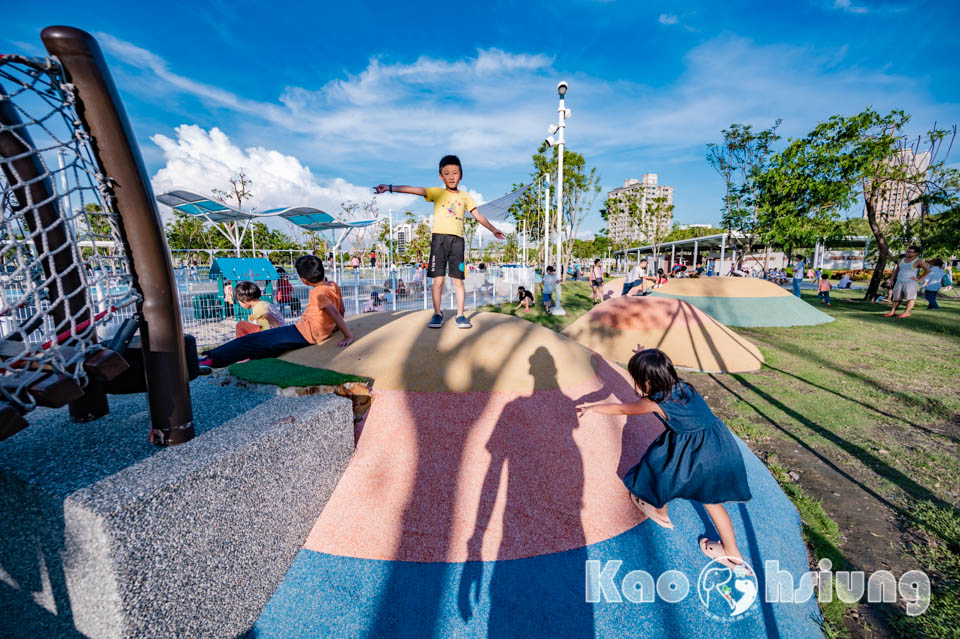 高雄前鎮景點〡時代公園〡森林遊戲塔溜滑梯, 高雄熊歡樂遊戲場, 夏日戲水池, 搭輕軌就能到