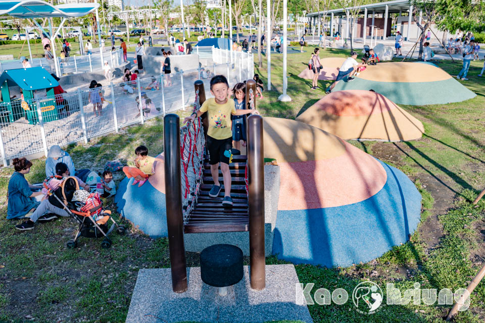 高雄前鎮景點〡時代公園〡森林遊戲塔溜滑梯, 高雄熊歡樂遊戲場, 夏日戲水池, 搭輕軌就能到