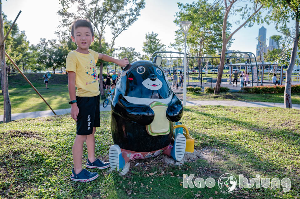 高雄前鎮景點〡時代公園〡森林遊戲塔溜滑梯, 高雄熊歡樂遊戲場, 夏日戲水池, 搭輕軌就能到