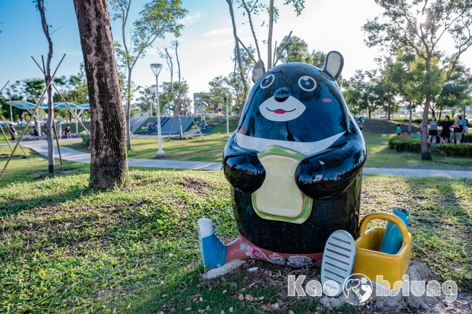 高雄前鎮景點〡時代公園〡森林遊戲塔溜滑梯, 高雄熊歡樂遊戲場, 夏日戲水池, 搭輕軌就能到