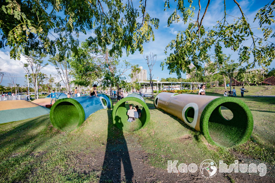 高雄前鎮景點〡時代公園〡森林遊戲塔溜滑梯, 高雄熊歡樂遊戲場, 夏日戲水池, 搭輕軌就能到