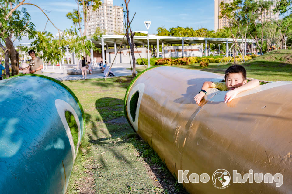 高雄前鎮景點〡時代公園〡森林遊戲塔溜滑梯, 高雄熊歡樂遊戲場, 夏日戲水池, 搭輕軌就能到