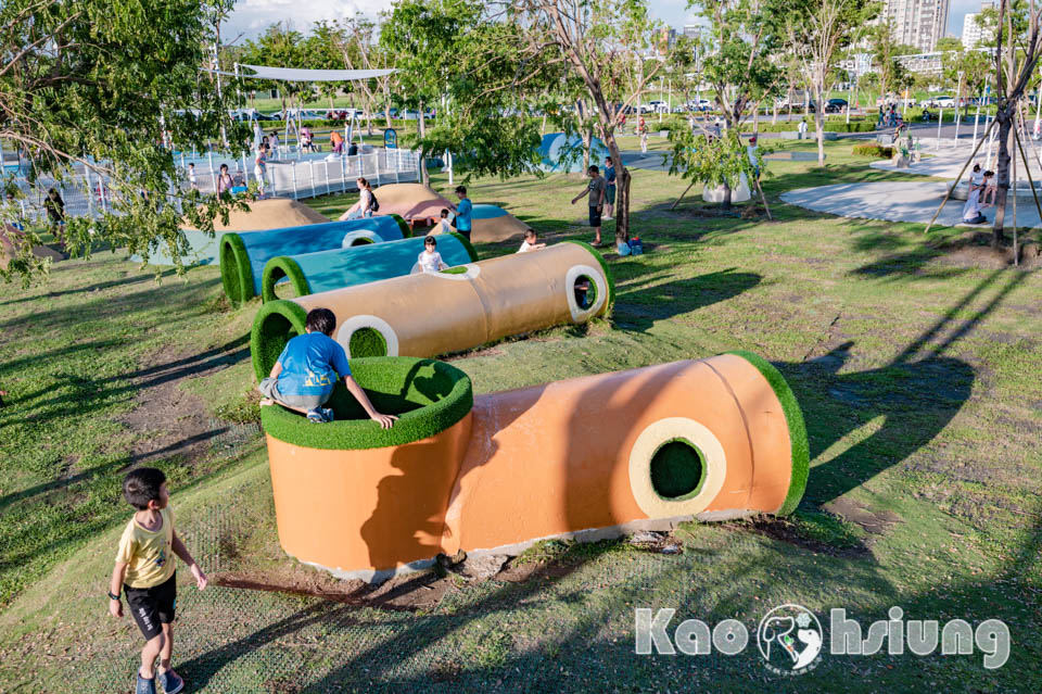 高雄前鎮景點〡時代公園〡森林遊戲塔溜滑梯, 高雄熊歡樂遊戲場, 夏日戲水池, 搭輕軌就能到