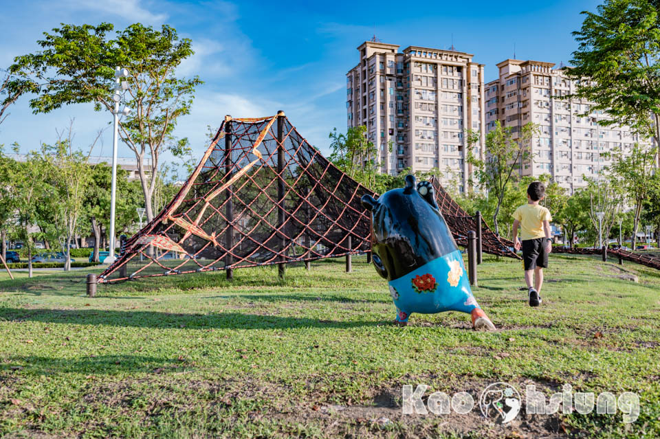 高雄前鎮景點〡時代公園〡森林遊戲塔溜滑梯, 高雄熊歡樂遊戲場, 夏日戲水池, 搭輕軌就能到