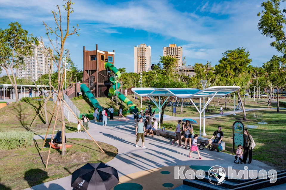 高雄前鎮景點〡時代公園〡森林遊戲塔溜滑梯, 高雄熊歡樂遊戲場, 夏日戲水池, 搭輕軌就能到