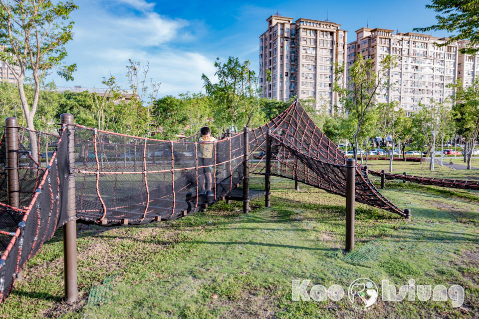 高雄前鎮景點〡時代公園〡森林遊戲塔溜滑梯, 高雄熊歡樂遊戲場, 夏日戲水池, 搭輕軌就能到