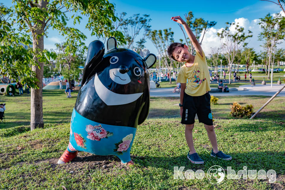 高雄前鎮景點〡時代公園〡森林遊戲塔溜滑梯, 高雄熊歡樂遊戲場, 夏日戲水池, 搭輕軌就能到