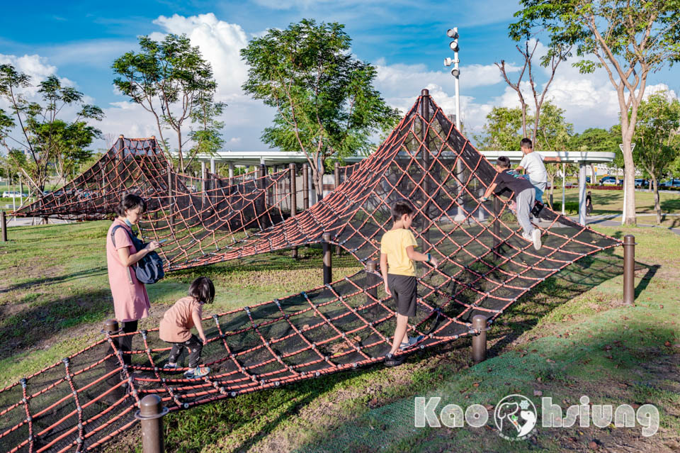 高雄前鎮景點〡時代公園〡森林遊戲塔溜滑梯, 高雄熊歡樂遊戲場, 夏日戲水池, 搭輕軌就能到