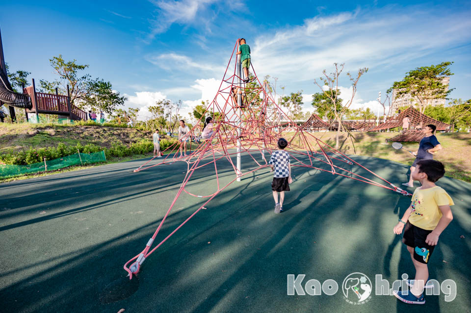 高雄前鎮景點〡時代公園〡森林遊戲塔溜滑梯, 高雄熊歡樂遊戲場, 夏日戲水池, 搭輕軌就能到