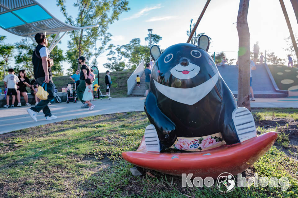 高雄前鎮景點〡時代公園〡森林遊戲塔溜滑梯, 高雄熊歡樂遊戲場, 夏日戲水池, 搭輕軌就能到