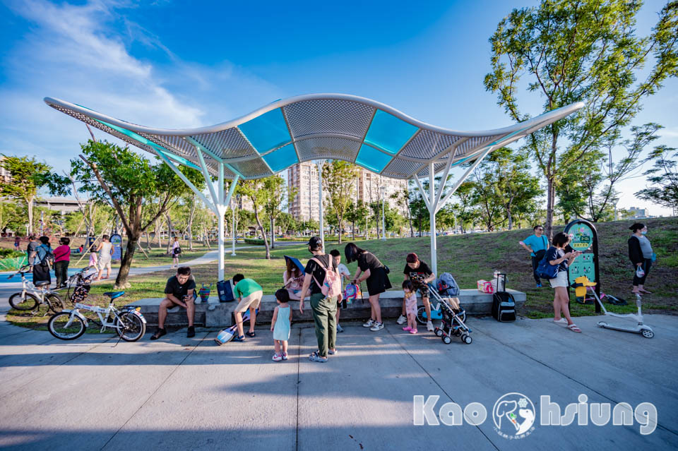 高雄前鎮景點〡時代公園〡森林遊戲塔溜滑梯, 高雄熊歡樂遊戲場, 夏日戲水池, 搭輕軌就能到