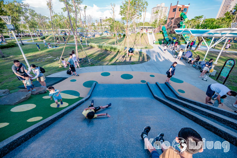 高雄前鎮景點〡時代公園〡森林遊戲塔溜滑梯, 高雄熊歡樂遊戲場, 夏日戲水池, 搭輕軌就能到