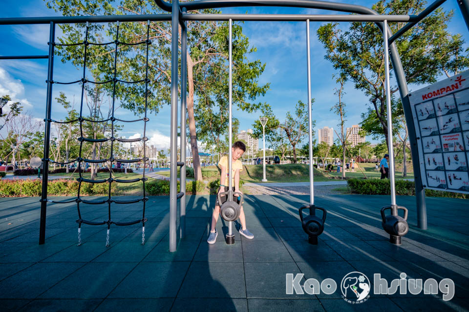 高雄前鎮景點〡時代公園〡森林遊戲塔溜滑梯, 高雄熊歡樂遊戲場, 夏日戲水池, 搭輕軌就能到