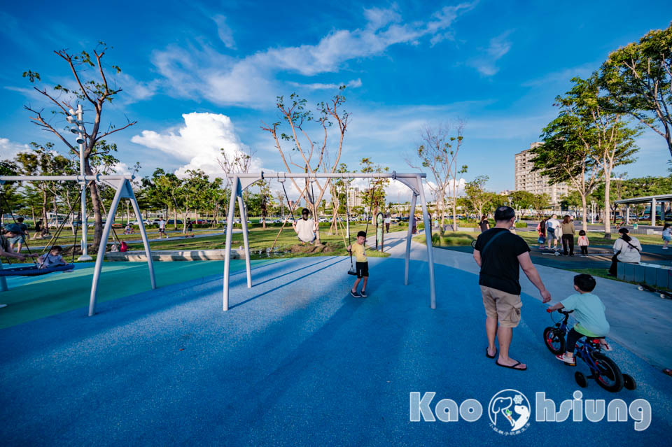 高雄前鎮景點〡時代公園〡森林遊戲塔溜滑梯, 高雄熊歡樂遊戲場, 夏日戲水池, 搭輕軌就能到