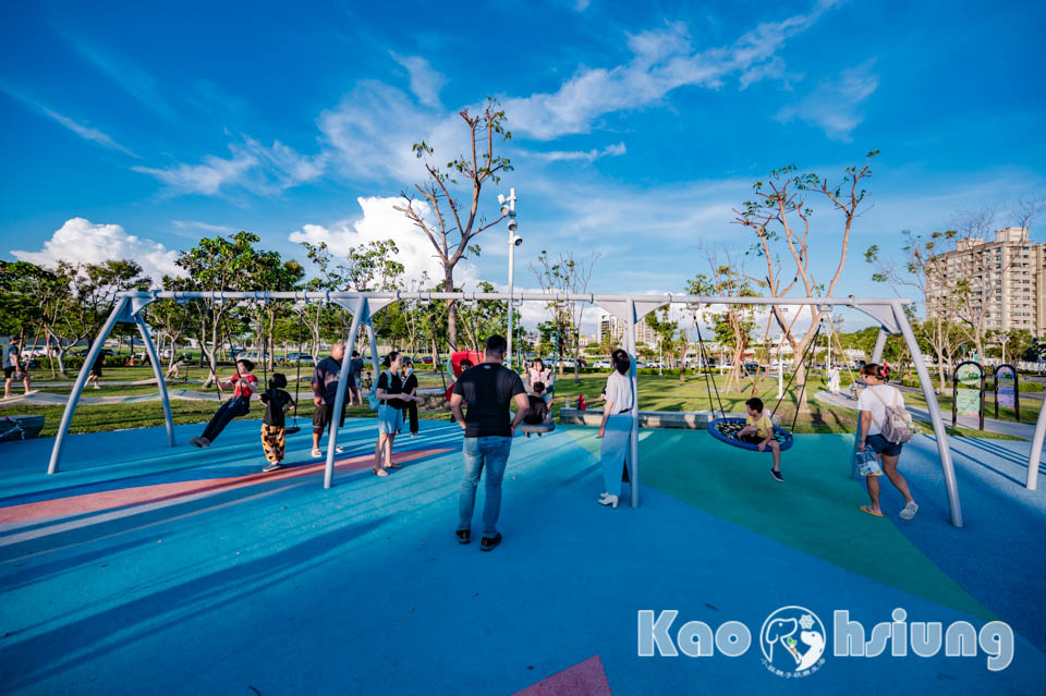 高雄前鎮景點〡時代公園〡森林遊戲塔溜滑梯, 高雄熊歡樂遊戲場, 夏日戲水池, 搭輕軌就能到