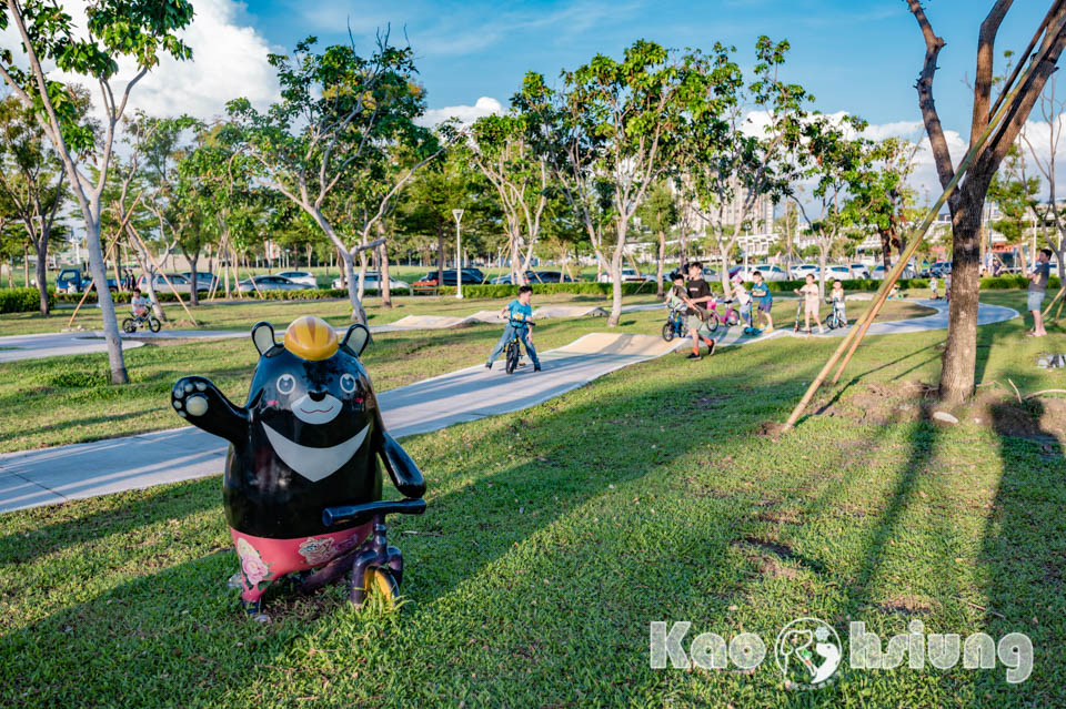 高雄前鎮景點〡時代公園〡森林遊戲塔溜滑梯, 高雄熊歡樂遊戲場, 夏日戲水池, 搭輕軌就能到