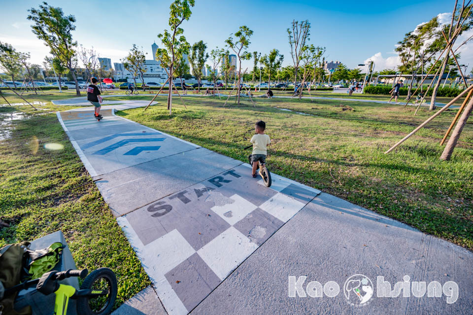 高雄前鎮景點〡時代公園〡森林遊戲塔溜滑梯, 高雄熊歡樂遊戲場, 夏日戲水池, 搭輕軌就能到