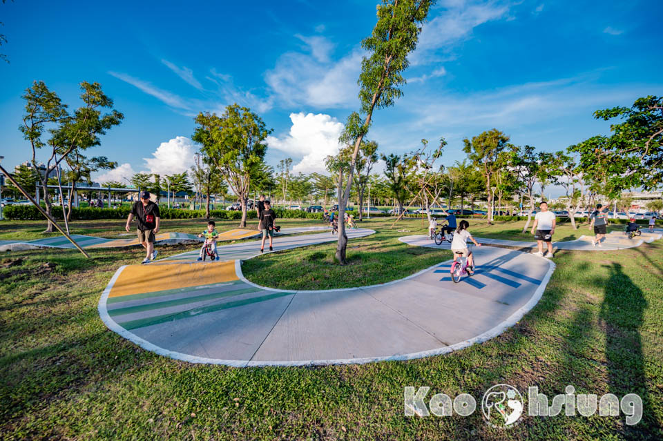 高雄前鎮景點〡時代公園〡森林遊戲塔溜滑梯, 高雄熊歡樂遊戲場, 夏日戲水池, 搭輕軌就能到