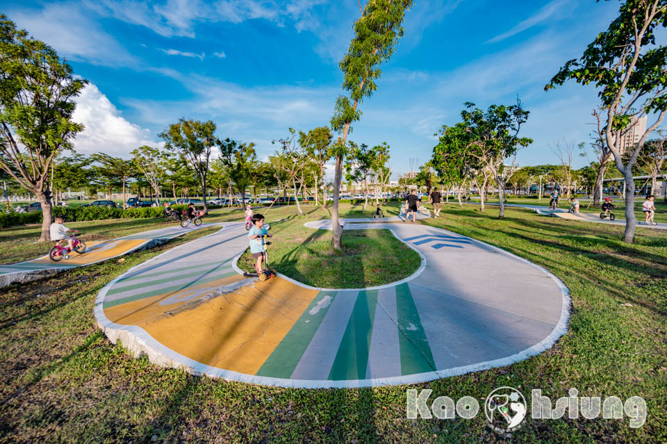 高雄前鎮景點〡時代公園〡森林遊戲塔溜滑梯, 高雄熊歡樂遊戲場, 夏日戲水池, 搭輕軌就能到