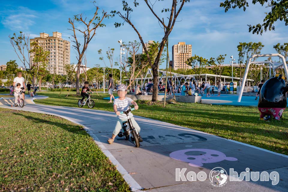 高雄前鎮景點〡時代公園〡森林遊戲塔溜滑梯, 高雄熊歡樂遊戲場, 夏日戲水池, 搭輕軌就能到