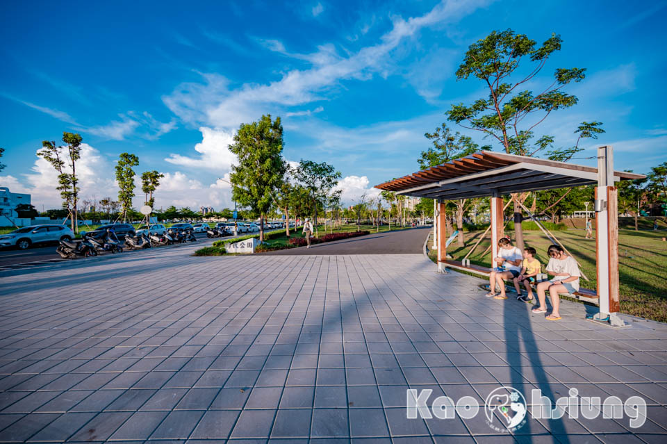 高雄前鎮景點〡時代公園〡森林遊戲塔溜滑梯, 高雄熊歡樂遊戲場, 夏日戲水池, 搭輕軌就能到