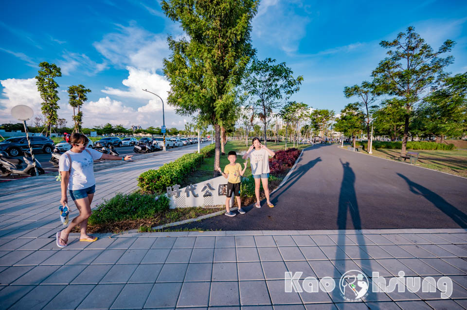 高雄前鎮景點〡時代公園〡森林遊戲塔溜滑梯, 高雄熊歡樂遊戲場, 夏日戲水池, 搭輕軌就能到