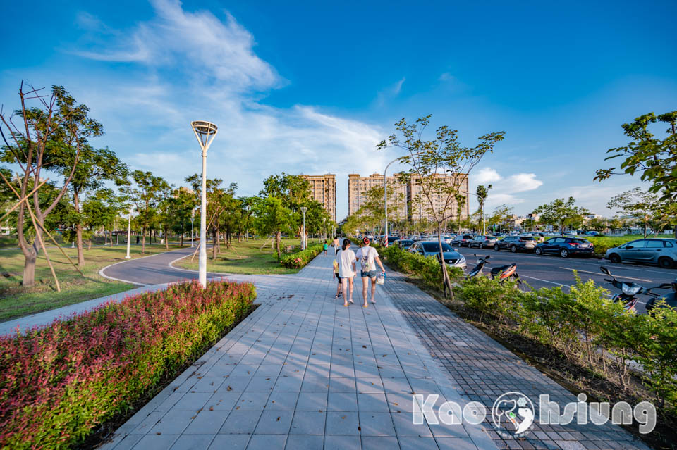 高雄前鎮景點〡時代公園〡森林遊戲塔溜滑梯, 高雄熊歡樂遊戲場, 夏日戲水池, 搭輕軌就能到