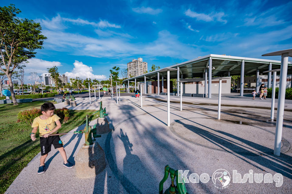 高雄前鎮景點〡時代公園〡森林遊戲塔溜滑梯, 高雄熊歡樂遊戲場, 夏日戲水池, 搭輕軌就能到