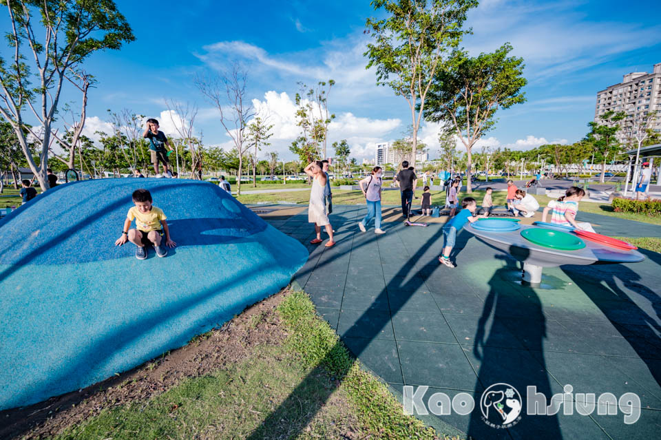 高雄前鎮景點〡時代公園〡森林遊戲塔溜滑梯, 高雄熊歡樂遊戲場, 夏日戲水池, 搭輕軌就能到