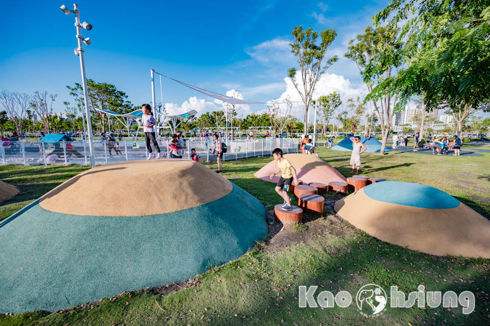 高雄前鎮景點〡時代公園〡森林遊戲塔溜滑梯, 高雄熊歡樂遊戲場, 夏日戲水池, 搭輕軌就能到