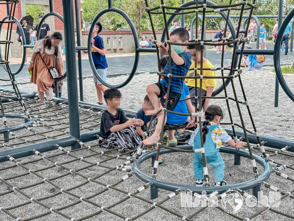 新竹湖口景點〡湖口公五特色公園〡裝甲戰車公園, 迷彩戰車遊戲場, 小勇士們五百障礙闖關趣, 小小兵沙坑堆沙堡