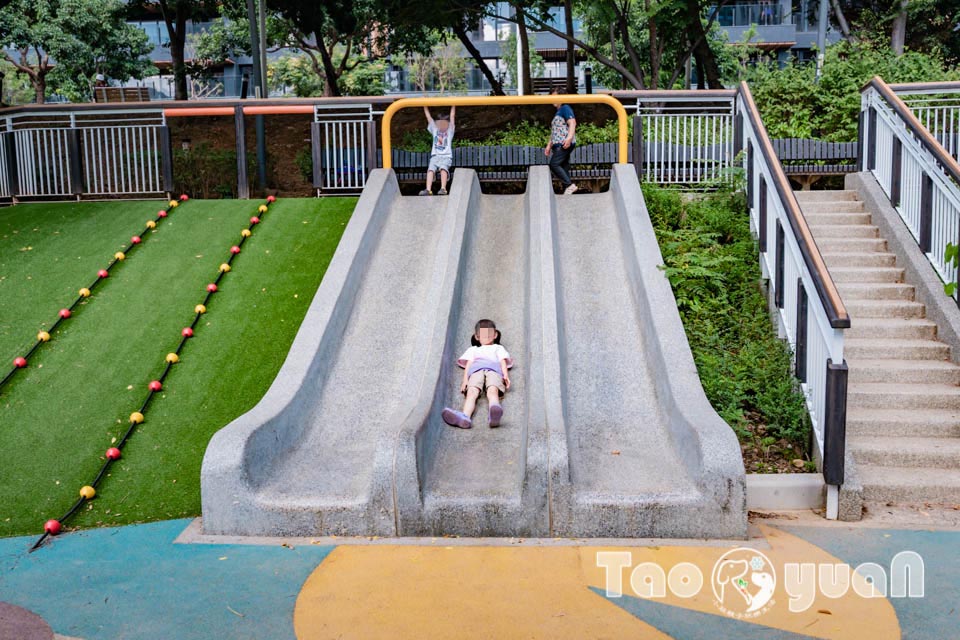 桃園市區景點〡風禾公園〡桃園最長滾輪溜滑梯, 兒童遊戲場安全鋪面大更新, 盡情奔跑大草皮, 遮陽沙坑開玩囉, 綠蔭休閒步道