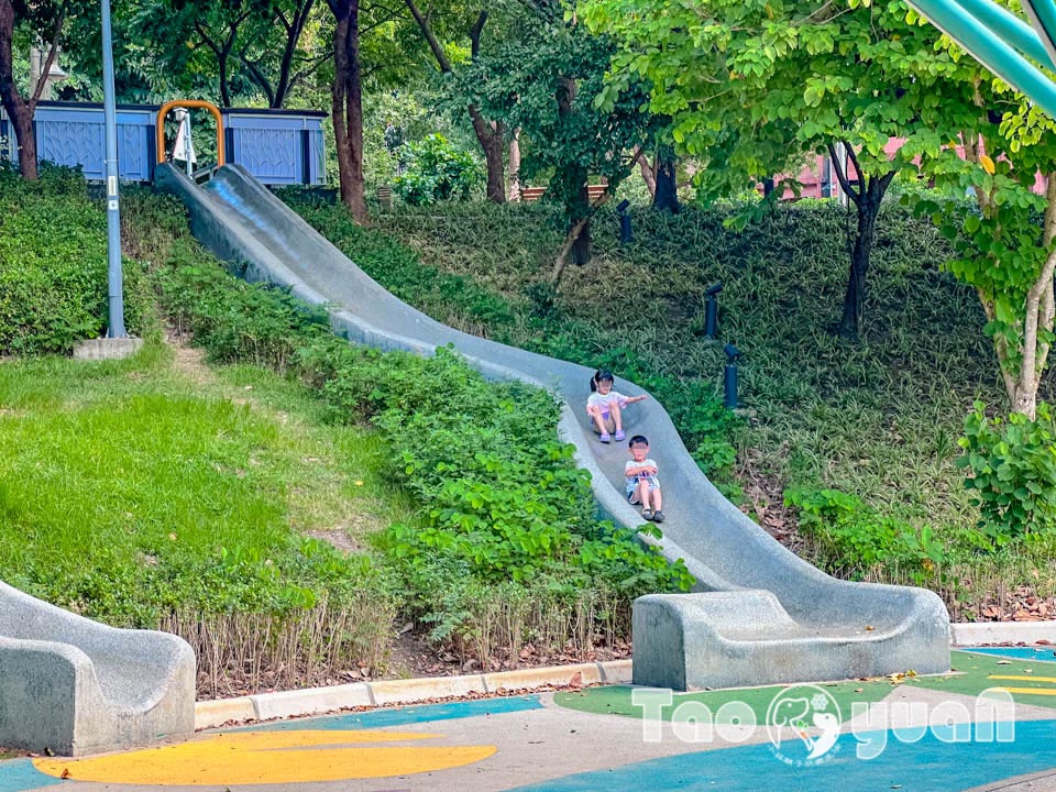 桃園市區景點〡風禾公園〡桃園最長滾輪溜滑梯, 兒童遊戲場安全鋪面大更新, 盡情奔跑大草皮, 遮陽沙坑開玩囉, 綠蔭休閒步道