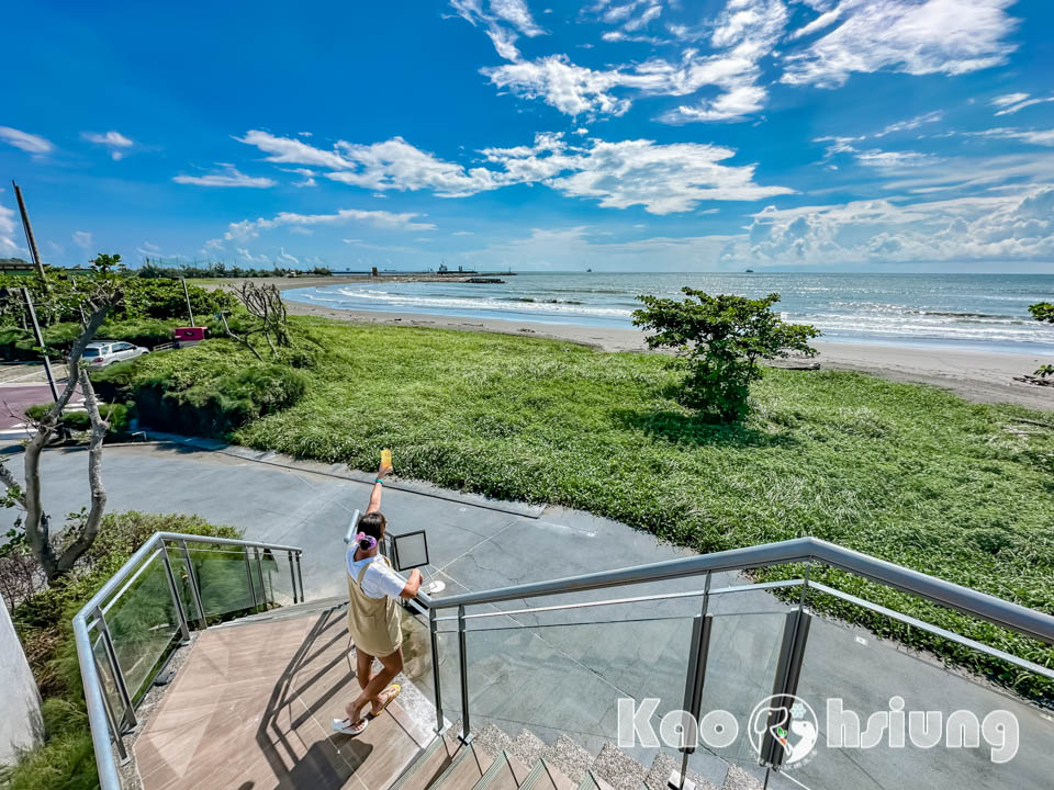 高雄鼓山景點〡海岸線咖啡西灣店〡海景第一排咖啡廳, 西子灣海域中心2樓, 玩沙踏水賞夕陽