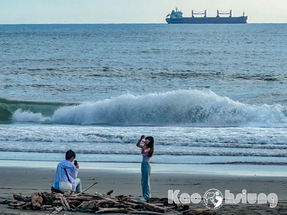 高雄鼓山景點〡海岸線咖啡西灣店〡海景第一排咖啡廳, 西子灣海域中心2樓, 玩沙踏水賞夕陽