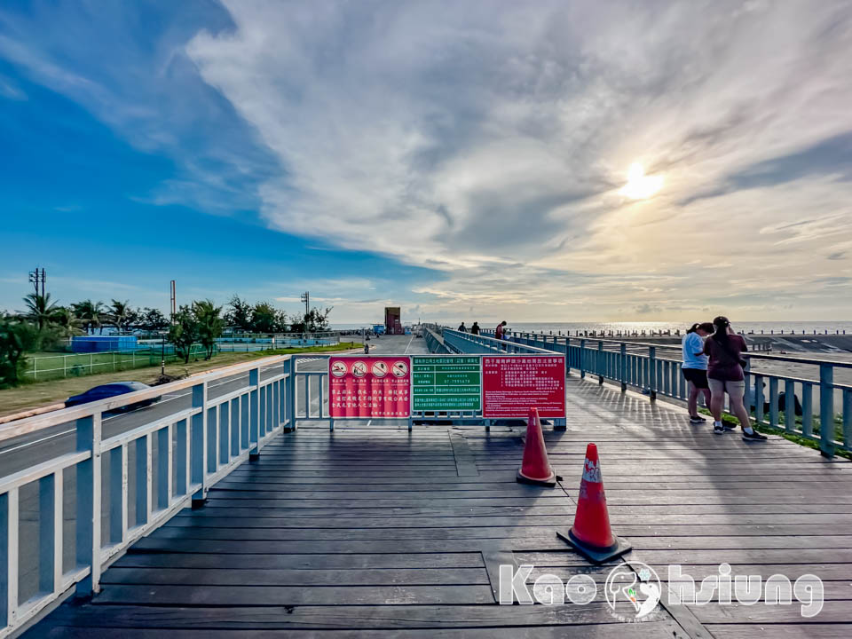 高雄鼓山景點〡海岸線咖啡西灣店〡海景第一排咖啡廳, 西子灣海域中心2樓, 玩沙踏水賞夕陽