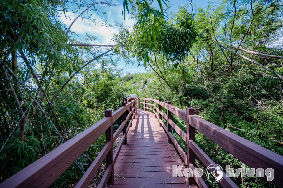 高雄彌陀景點〡漯底山自然公園〡軍事用地變身觀光景點, 超迷你版月世界, 碉堡觀景台賞景, 必走漯底山吊橋