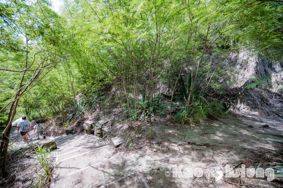 高雄彌陀景點〡漯底山自然公園〡軍事用地變身觀光景點, 超迷你版月世界, 碉堡觀景台賞景, 必走漯底山吊橋