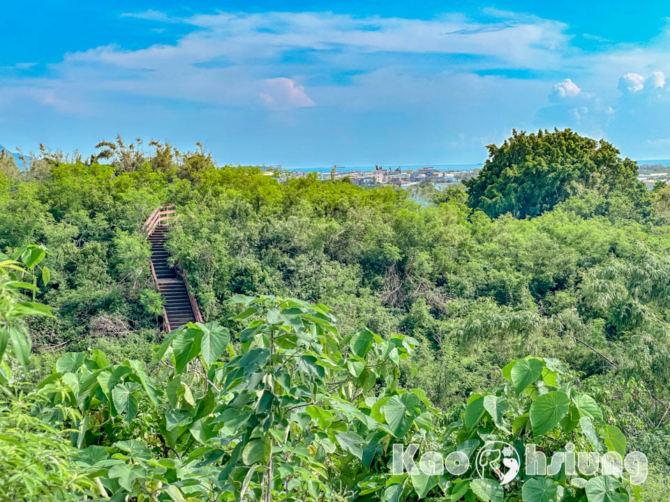 高雄彌陀景點〡漯底山自然公園〡軍事用地變身觀光景點, 超迷你版月世界, 碉堡觀景台賞景, 必走漯底山吊橋