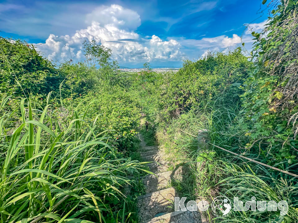 高雄彌陀景點〡漯底山自然公園〡軍事用地變身觀光景點, 超迷你版月世界, 碉堡觀景台賞景, 必走漯底山吊橋