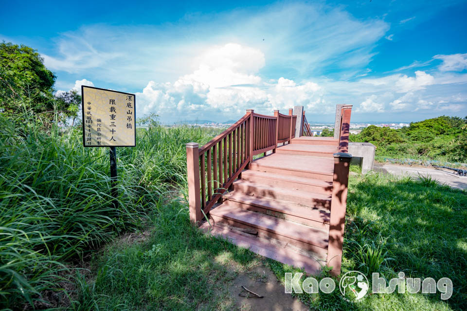 高雄彌陀景點〡漯底山自然公園〡軍事用地變身觀光景點, 超迷你版月世界, 碉堡觀景台賞景, 必走漯底山吊橋