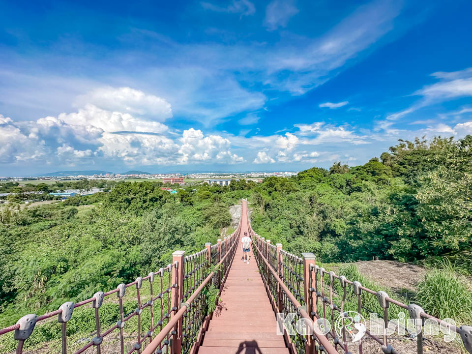 高雄彌陀景點〡漯底山自然公園〡軍事用地變身觀光景點, 超迷你版月世界, 碉堡觀景台賞景, 必走漯底山吊橋