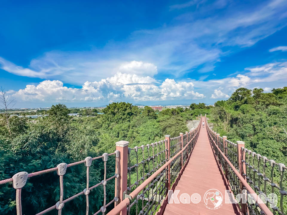 高雄彌陀景點〡漯底山自然公園〡軍事用地變身觀光景點, 超迷你版月世界, 碉堡觀景台賞景, 必走漯底山吊橋