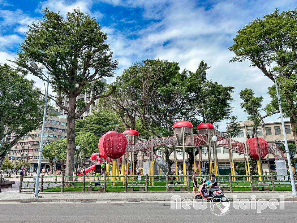 新北三重景點〡同安36公園〡全台首座蘋果造型公園, 毛毛蟲特色鞦韆, 大蘋果裡竟然還有果核遊具, 空中步道變身一尾紅龍, 順遊空軍三重一村