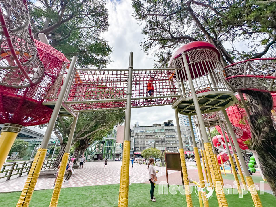 新北三重景點〡同安36公園〡全台首座蘋果造型公園, 毛毛蟲特色鞦韆, 大蘋果裡竟然還有果核遊具, 空中步道變身一尾紅龍, 順遊空軍三重一村