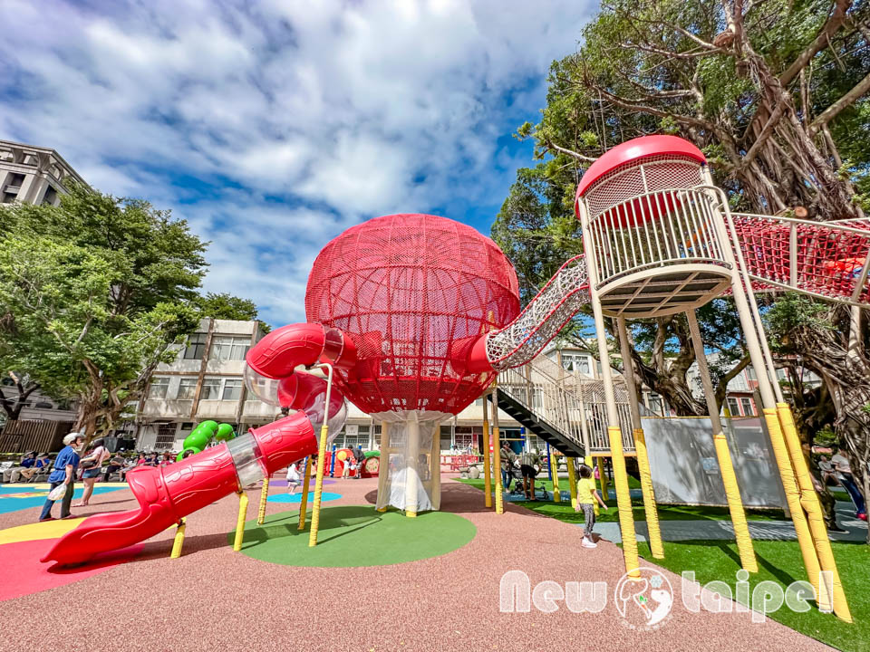 新北三重景點〡同安36公園〡全台首座蘋果造型公園, 毛毛蟲特色鞦韆, 大蘋果裡竟然還有果核遊具, 空中步道變身一尾紅龍, 順遊空軍三重一村