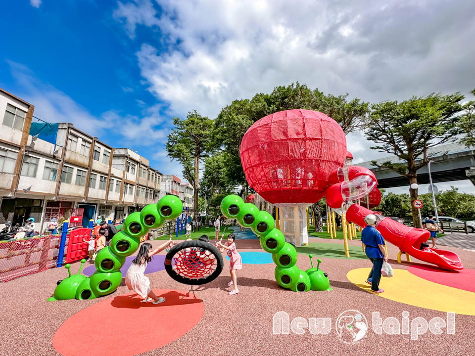 新北三重景點〡同安36公園〡全台首座蘋果造型公園, 毛毛蟲特色鞦韆, 大蘋果裡竟然還有果核遊具, 空中步道變身一尾紅龍, 順遊空軍三重一村