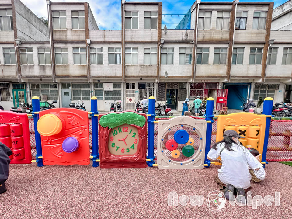 新北三重景點〡同安36公園〡全台首座蘋果造型公園, 毛毛蟲特色鞦韆, 大蘋果裡竟然還有果核遊具, 空中步道變身一尾紅龍, 順遊空軍三重一村