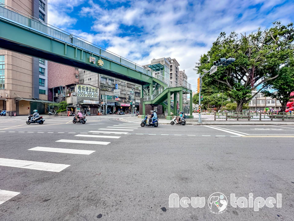 新北三重景點〡同安36公園〡全台首座蘋果造型公園, 毛毛蟲特色鞦韆, 大蘋果裡竟然還有果核遊具, 空中步道變身一尾紅龍, 順遊空軍三重一村